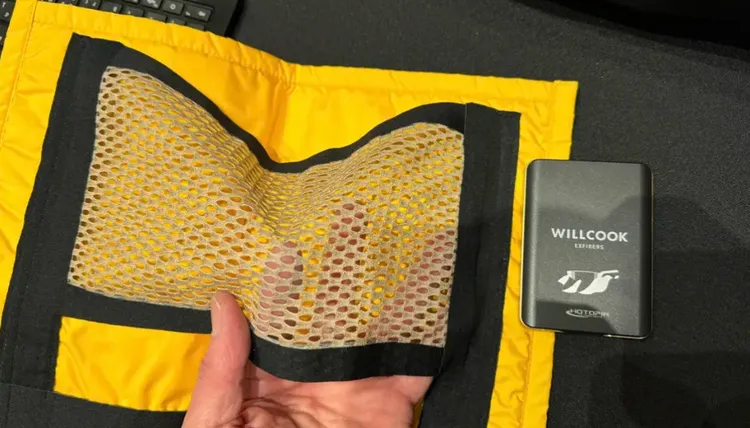 日本廠商在CES 2024推出可穿戴烤箱。照片來源techradar