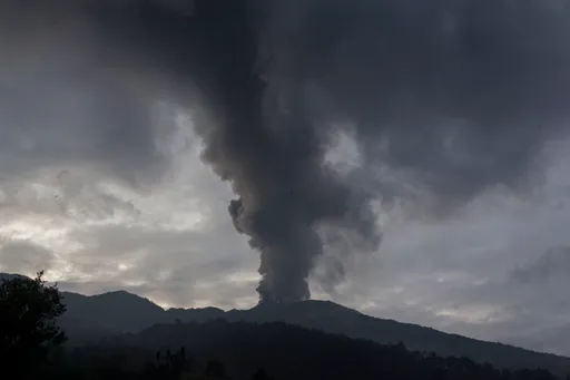 日本、印尼紛傳火山噴發 大石塊噴飛1公里
