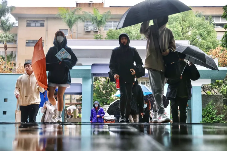 113學年度學科能力測驗今（22）日邁入最後一天，圖為考生準備進入考場。林林攝