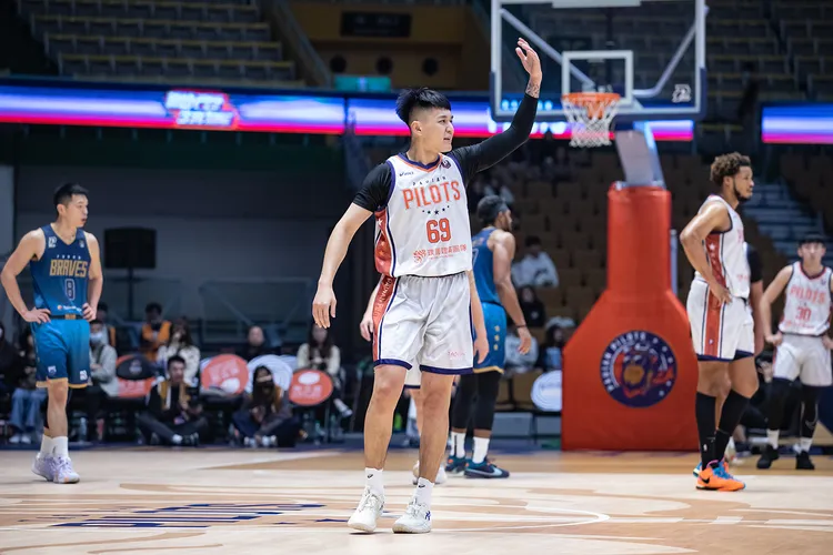 盧峻翔(中)完成千分里程碑。PLG