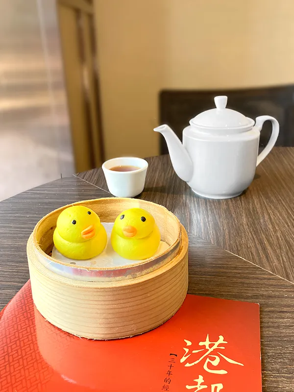 無辜表情療癒人心的黃色小鴨芝麻包。翰品提供