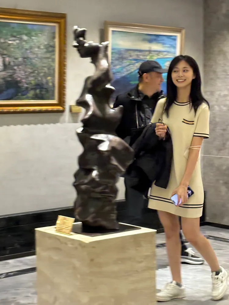 周子瑜本月初到自家購置「雄崗信義美術館」賞屋，並享用下午茶餐點，同行還有TWICE成員。讀者提供