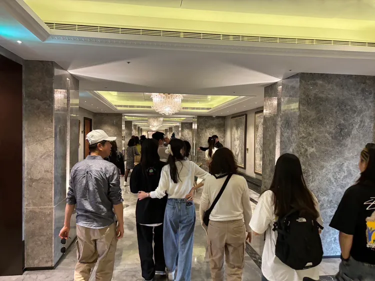 周子瑜與其家人和TWICE成員等，一同進入豪宅賞屋喝下午茶。讀者爆料