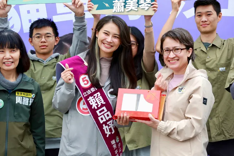 蕭美琴全國車掃首發場與賴品妤合體。賴清德競總提供