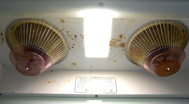 大掃除時，抽油煙機的陳年老油垢清潔問題最令人最頭痛。