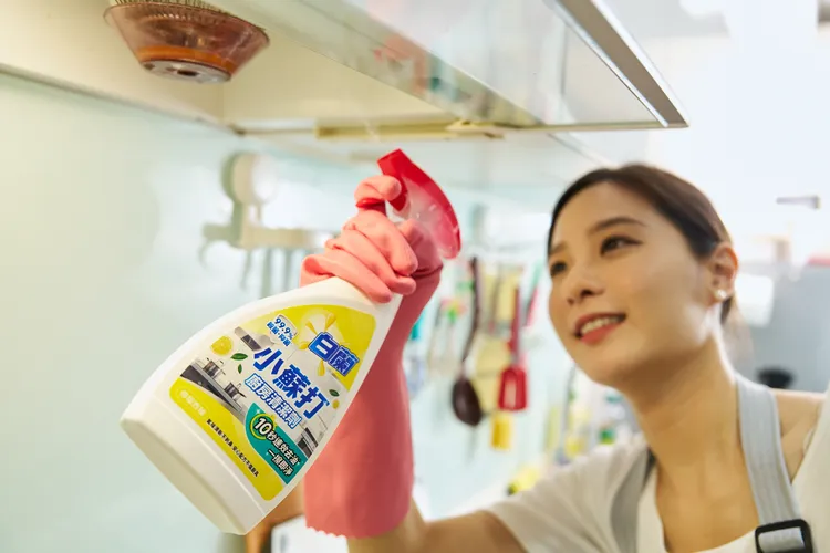 使用「白蘭小蘇打清潔劑」，能輕鬆將抽油煙機上擾人的油垢去除。