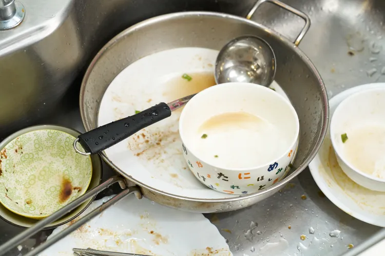 過年聚餐後，要洗一堆油膩碗盤，想要洗的又快又乾淨，使用的工具就顯得十分重要。