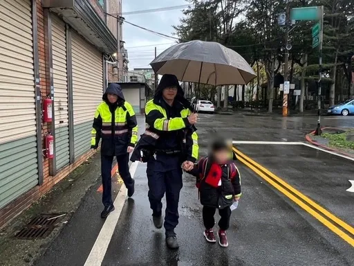 6歲男童與母吵架賭氣出走　平鎮警關心助返家