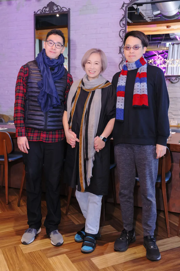林秋離二兒子語堂(左起)、熊美玲、大兒子雨果出席記者會。貝殼放大提供