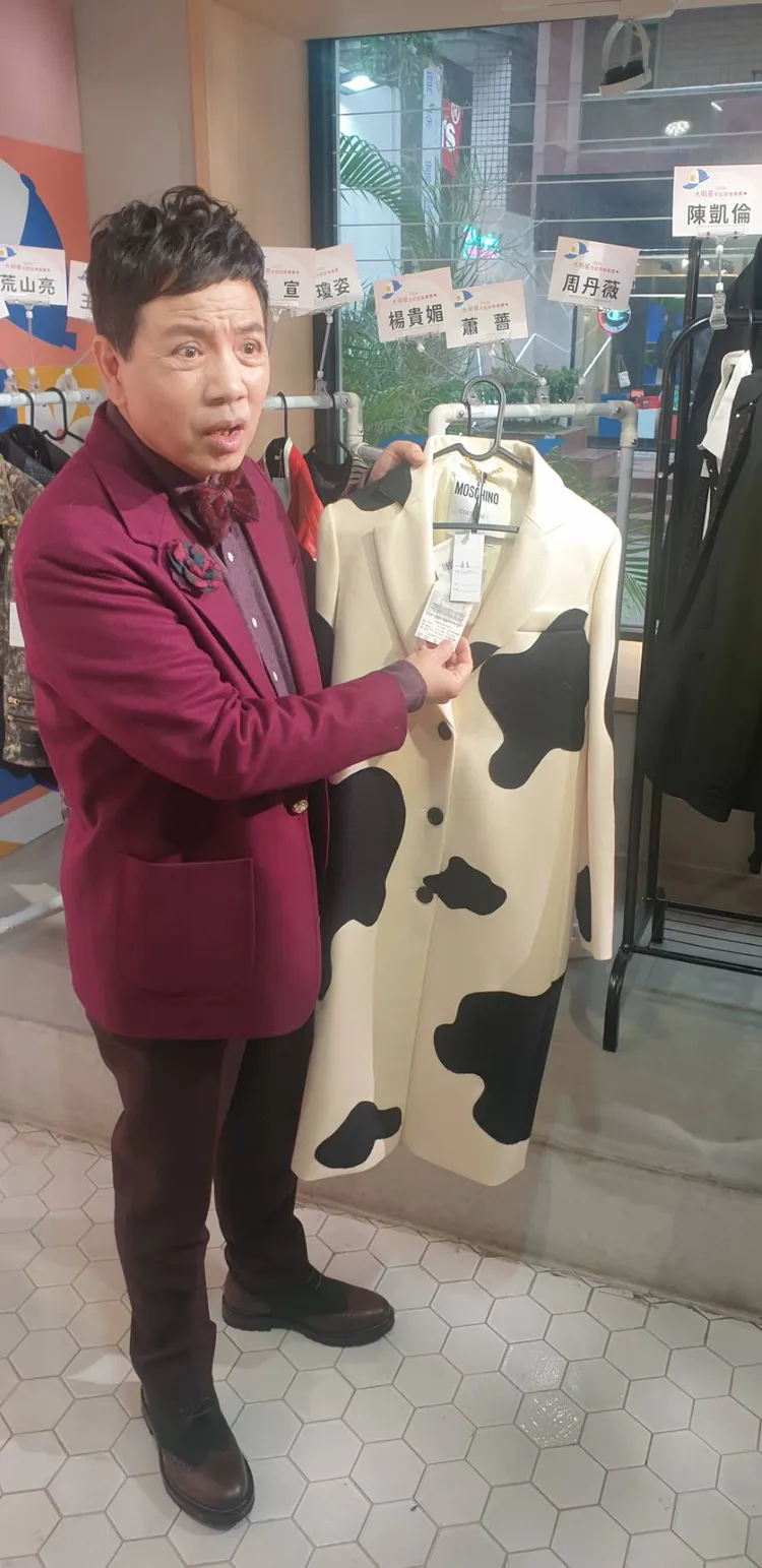 陳凱倫手拿蕭薔捐的12萬元大衣，參與公益活動。張瑞振攝