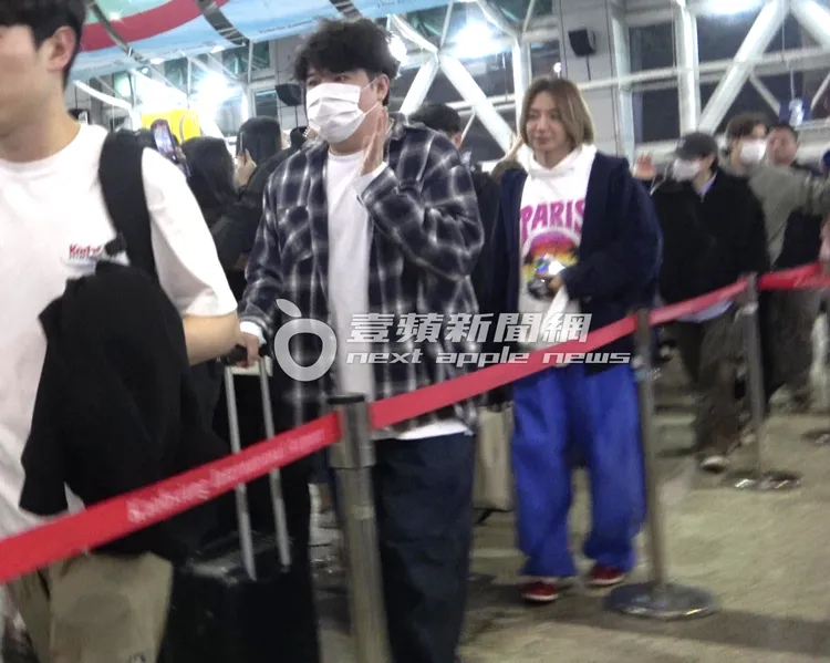 SJ神童（左起）原本手插口袋，看到大批粉絲，立馬舉起手來揮手，隊長利特、銀赫、始源緊跟在後。特勤中心攝