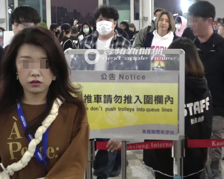 金色長髮的SJ隊長利特（右）與神童走進高雄機場出境大廳。特勤中心攝