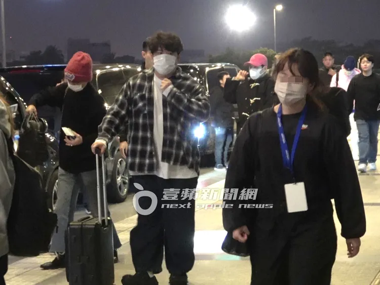 Super Junior成員藝聲（左起）、神童、厲旭、東海下車，走進機場。特勤中心攝