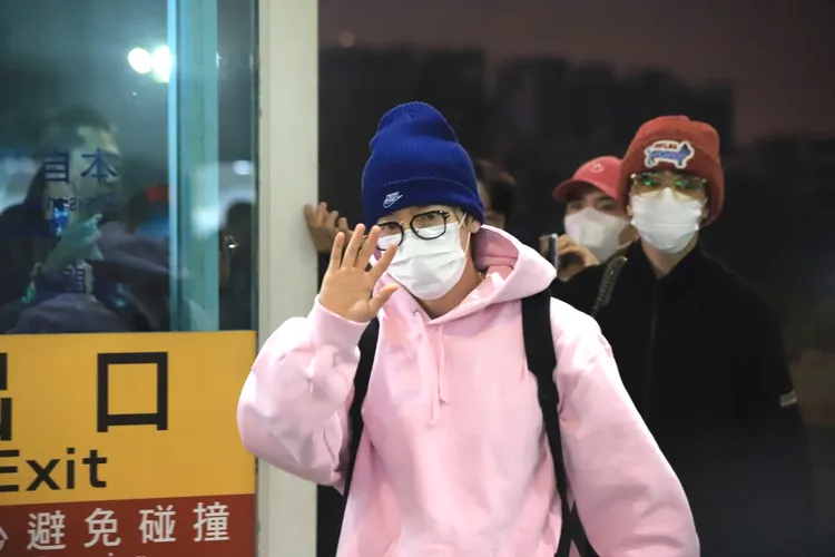 SJ成員東海（左起）、厲旭、藝聲，熱情跟高雄機場送機粉絲揮手。讀者提供