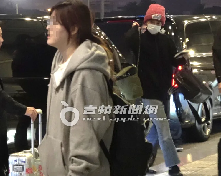 戴著紅色毛帽的藝聲拿2個隨身行李下車。特勤中心攝