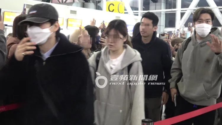 銀赫（左）低著頭默默揮手，始源貼心照顧左右兩邊粉絲熱情打招呼。特勤中心攝