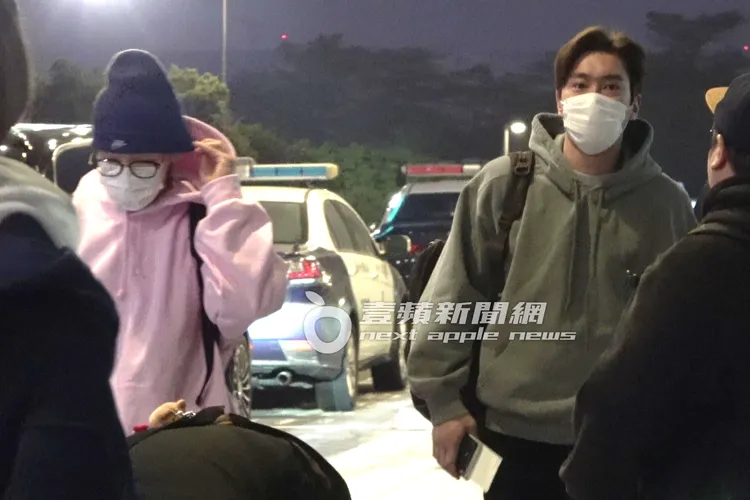Super Junior始源（右）與戴著眼鏡的東海，準備走進機場。特勤中心攝