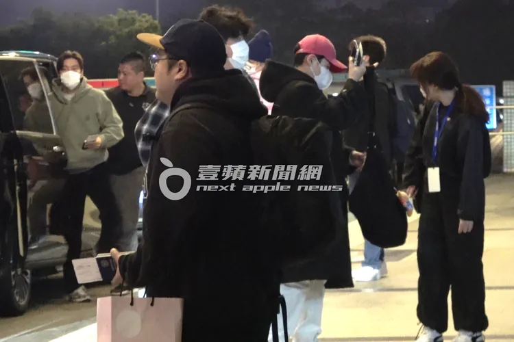 Super Junior成員始源（左起）、神童、東海、厲旭抵達高雄機場下車。特勤中心攝