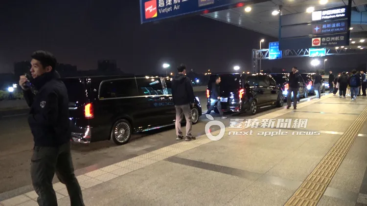 Super Junior成員清晨6點多，分乘4部賓士保母車抵達高雄小港機場。特勤中心攝