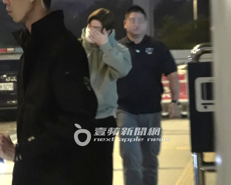 吃了2天鼎王火鍋的始源，一臉睡眼惺忪下車，用手揉眼睛。特勤中心攝