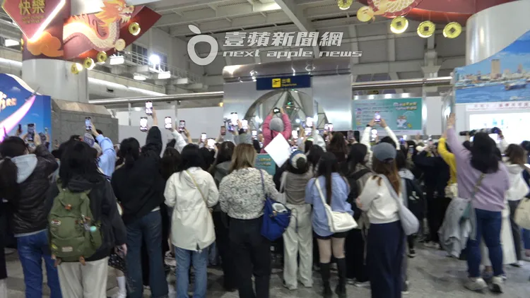 Super Junior的台灣老婆們，拿起手機送老公們走進海關直到消失在人群中。特勤中心攝