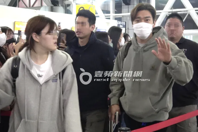 Super Junior始源跟記者揮手，對媒體十分友善。特勤中心攝