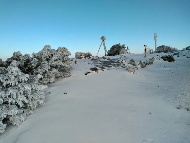 玉山北峰氣象照雪景。中央氣象署提供