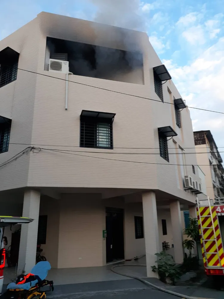 火場面積約5坪大，有縱火跡象，仍待釐清。讀者提供