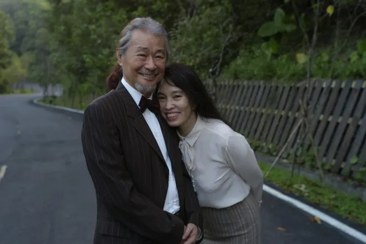 施明德與妻子合影。翻攝施明德臉書