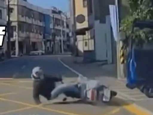 擊落片！小貨車駕駛貿然開車門　女騎士閃避不及重摔倒地