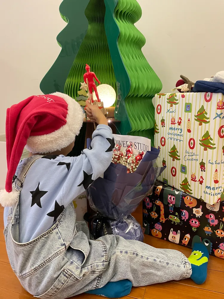 明道化身聖誕老人替兒子準備的一系列超人力霸王禮物。恆星娛樂提供