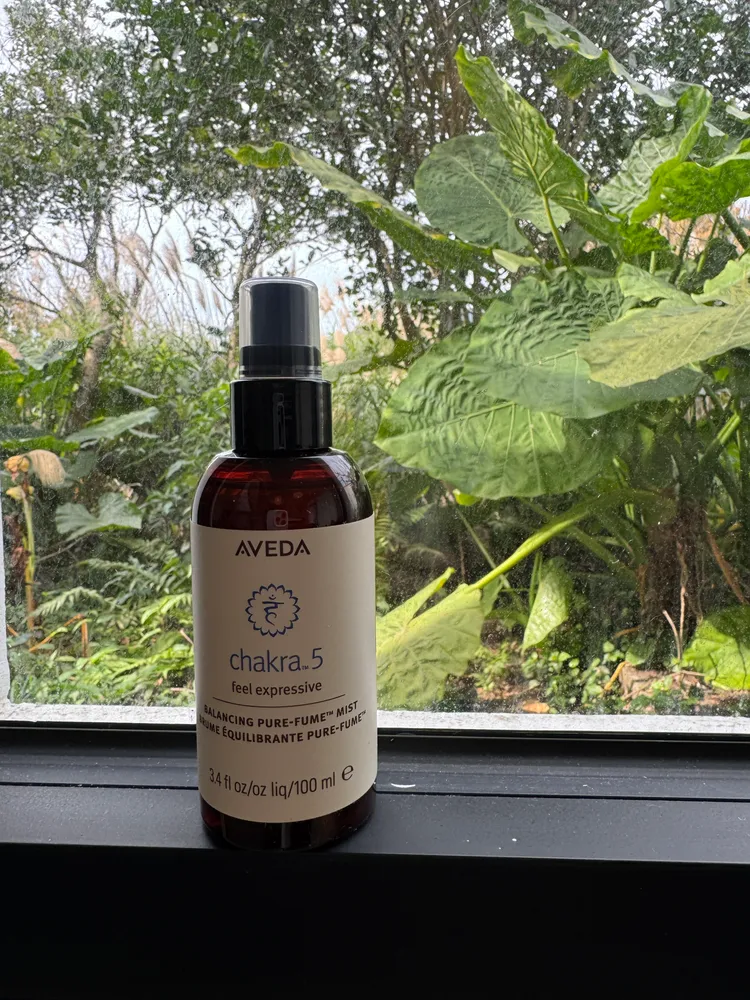 #5表達（喉卦，葡萄柚、迷迭香、依蘭依蘭）。張家玲攝