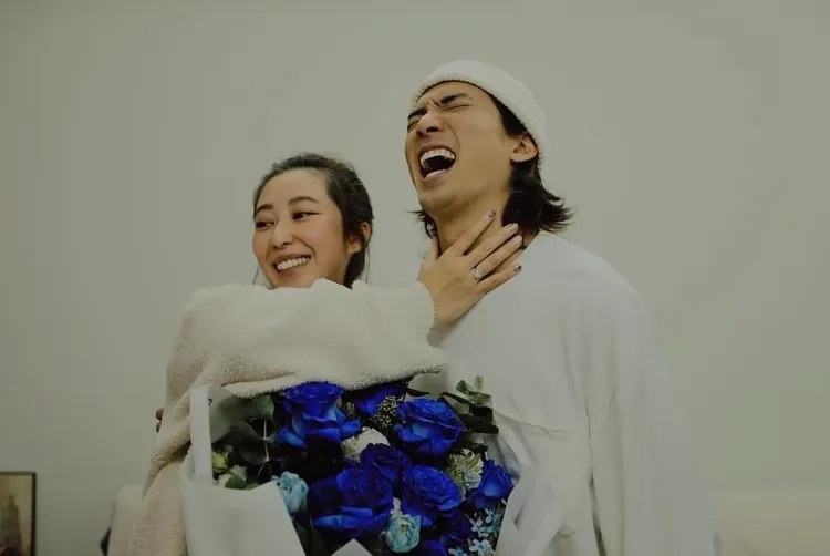 林哲熹（右）去年底求婚女友成功。翻攝林哲熹臉書