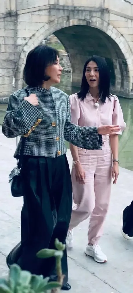 楊采妮（右）日前被拍到與劉嘉玲在廣東錄節目。翻攝叫我阿伯微博