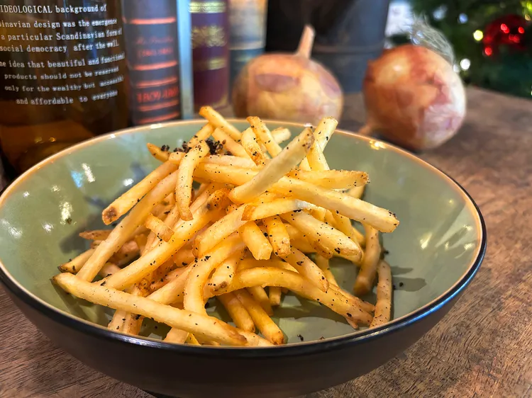 晶華人氣必嘗小點松露薯條，細版薯條炸得酥脆均勻。業者提供