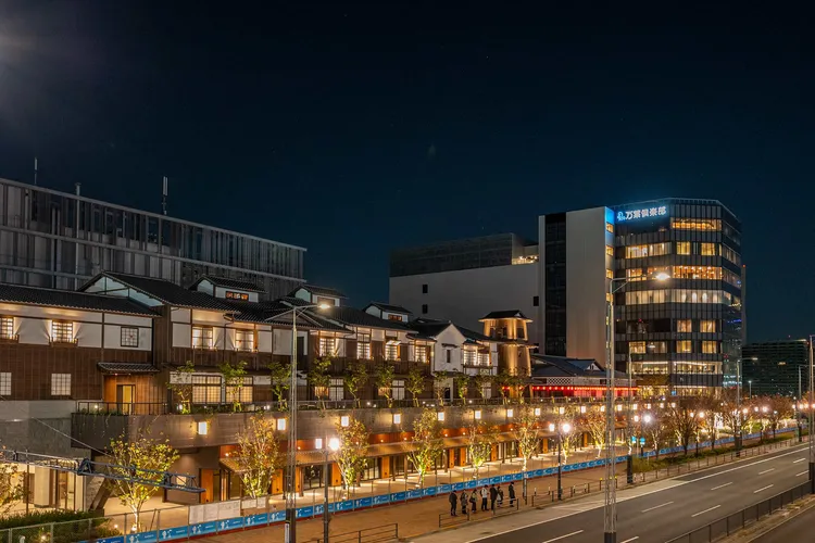 整座以吸睛的復古老街建築為設計，令人彷彿穿越江戶時代。業者提供