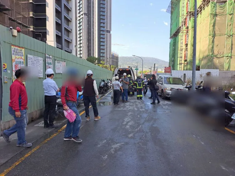 工地起重機在吊掛鋼筋時疑未牢固，造成鋼筋從14樓高處掉落，工人頭部遭砸，昏迷送醫。讀者提供