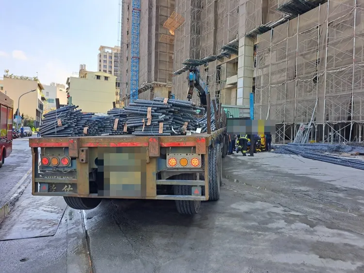 工地起重機在吊掛鋼筋時疑未牢固，造成鋼筋從14樓高處掉落，工人頭部遭砸，昏迷送醫。讀者提供