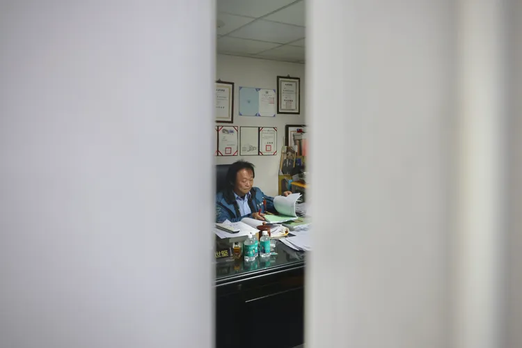 《壹蘋》深夜直擊王世堅的辦公室，發現他埋首在預算書中。林林攝
