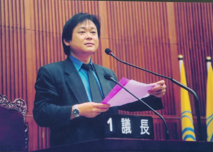 王世堅將首次質詢的照片放在這次的競選看板，想告訴選民自己一本初衷。王世堅提供