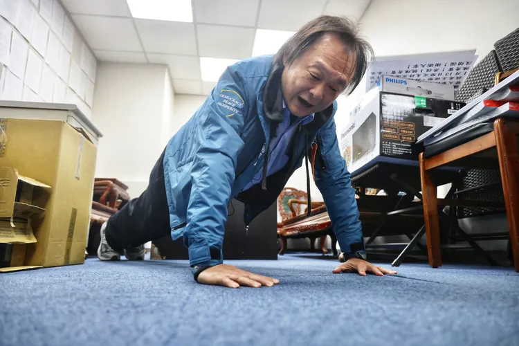 王世堅說自己有做伏地挺身的習慣，最高一次可做30下。林林攝