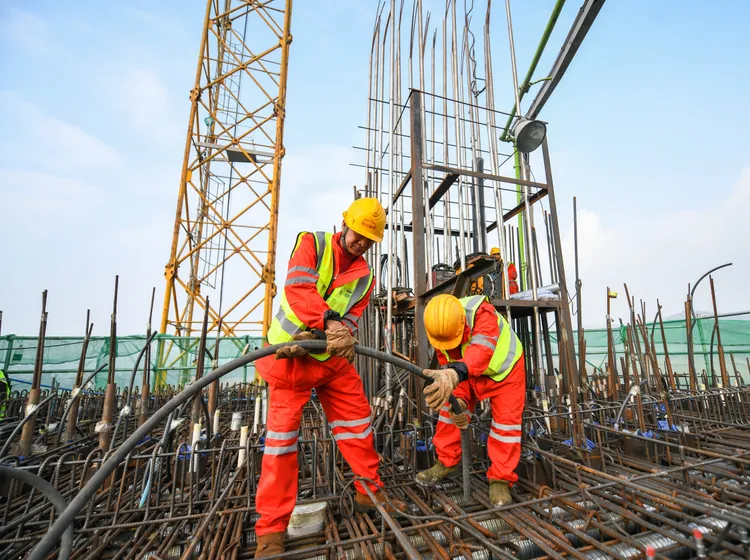 中國四川的成達萬高鐵嘉陵江特大橋施工現場，工人作業中。新華社
