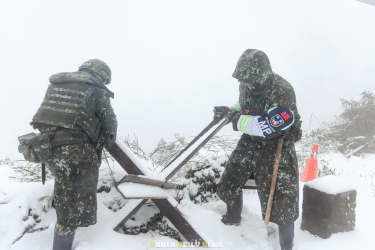 國軍在冰天雪地中進行操練。圖取自青年日報