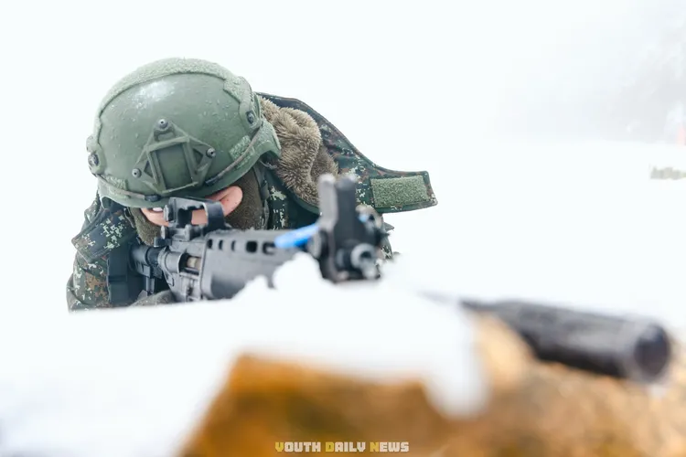 國軍在雪地操練的畫面曝光，網友紛紛心疼要他們注意保暖。圖取自青年日報