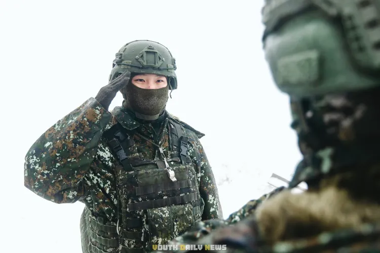 網友佩服國軍忍受寒冷低溫進行訓練。圖取自青年日報