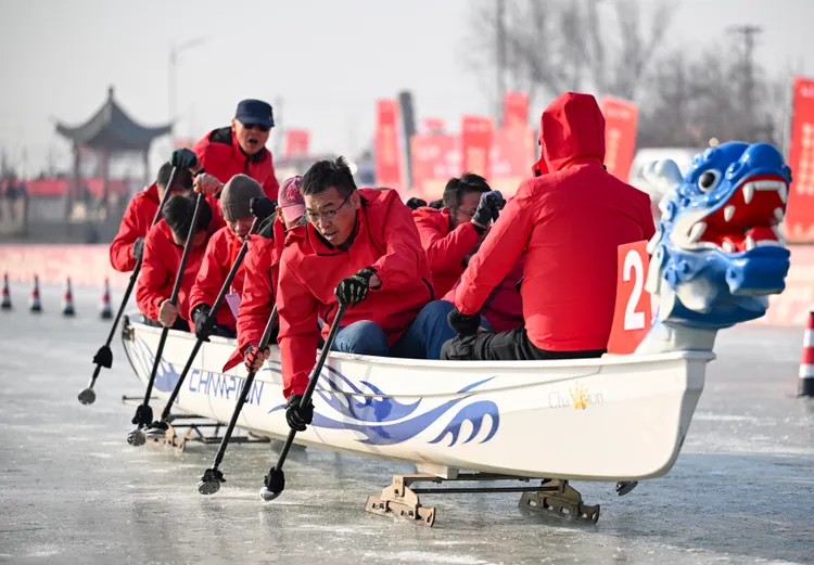 中國寧夏銀川今天舉行冰上龍舟賽。新華社