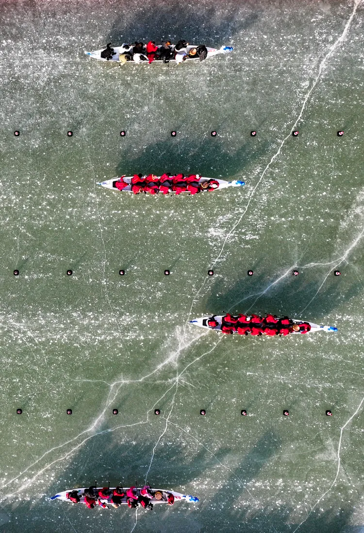 中國寧夏銀川今天舉行冰上龍舟賽。新華社