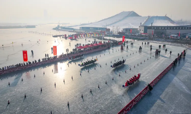 中國寧夏銀川今天舉行冰上龍舟賽。新華社