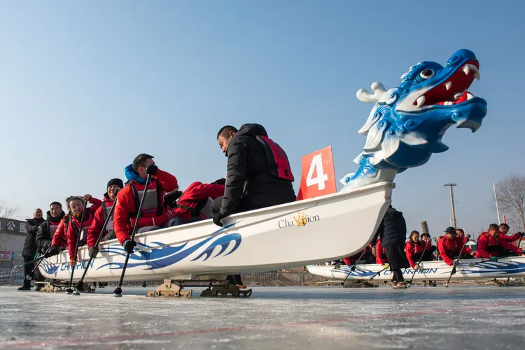 中國寧夏銀川今天舉行冰上龍舟賽。新華社