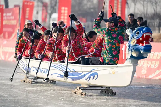 冰上龍舟賽銀川開跑　姑娘家穿花棉襖奮力划